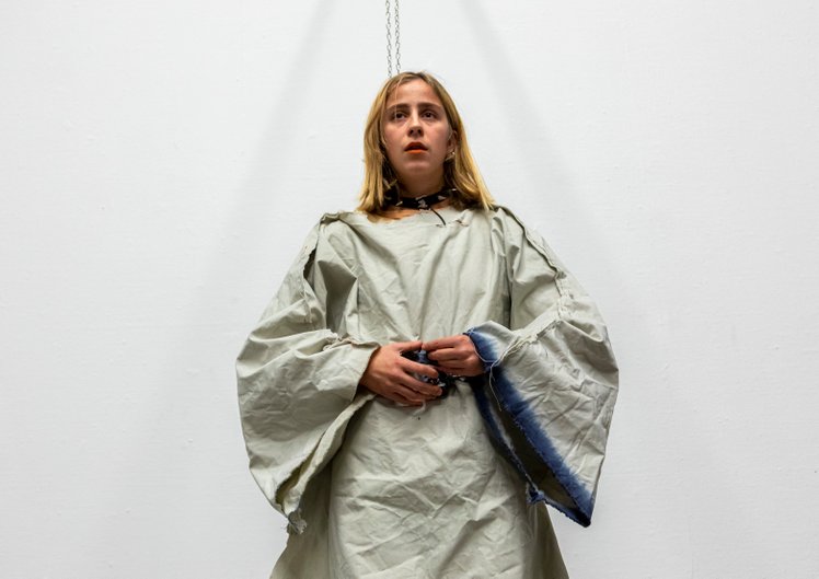 Veronika Nielsen - Stemmedragt - Mellemting mellem ting - En performancefestival med 32 skulptursituationer